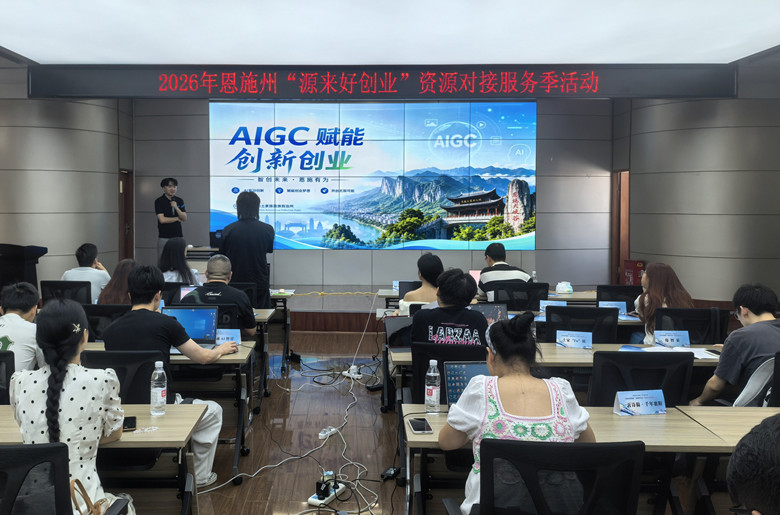 1786345245521522.jpg 容老师授课2.jpg